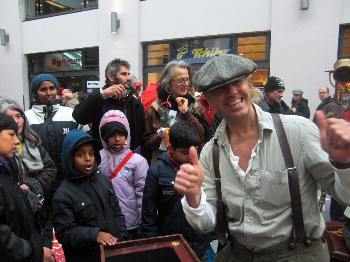 Taschendieb Giovanni Alecci umringt von Kindern. Er hat auf einem Strassenfest seine Zauberkunststücke gezeigt.