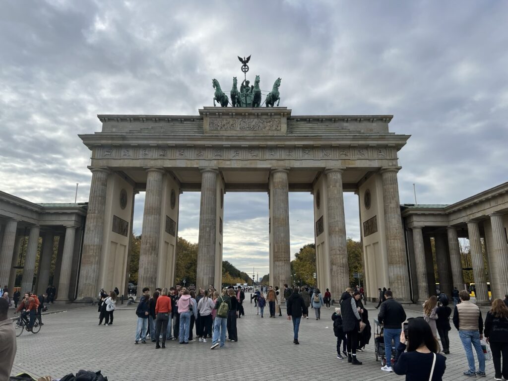 Das Brandenburger Tor in Berlin mit Menschen auf dem Pariser Platz, ein Wahrzeichen der deutschen Hauptstadt.