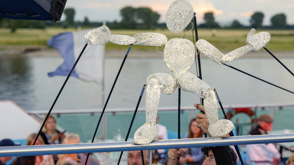 Lichtinstallations-Kunst bei einer Veranstaltung auf einem Schiff am Rhein, kreative Unterhaltung und beeindruckendes Showelement für Gäste.