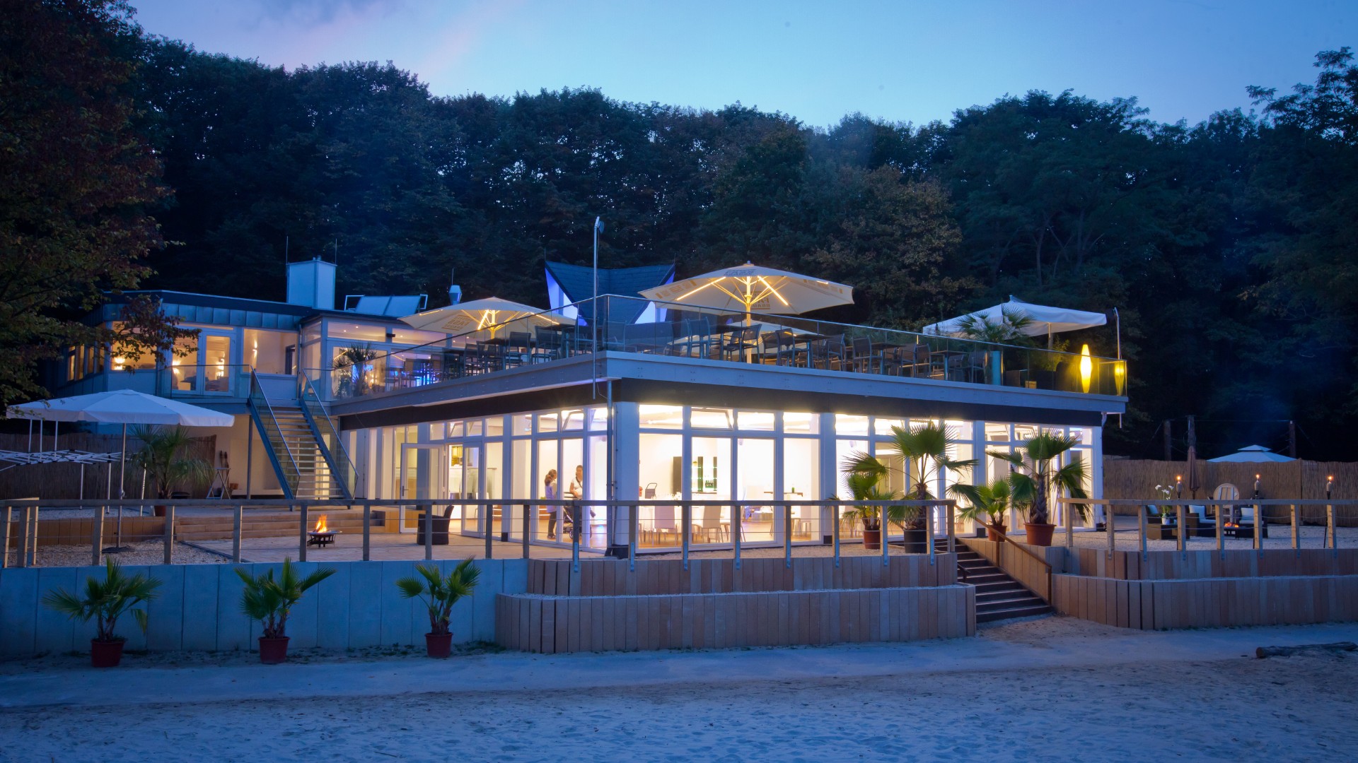 Eventlocation am Wasser – der Seepavillon Köln bei Nacht mit Lichtakzenten und einladender Atmosphäre.