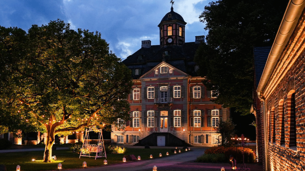 Schloss Arff bei Nacht – beleuchtete Eventlocation für exklusive Firmenevents nahe Köln. Die Eventagentur Köln inszeniert hier unvergessliche Business-Events.