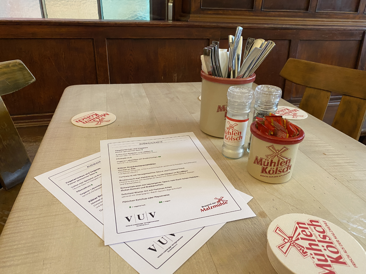 Fachtagung Köln Rahmenprogramm – Speisekarten und gedeckter Tisch im Brauhaus Mühlen Kölsch, organisiert von MEE
