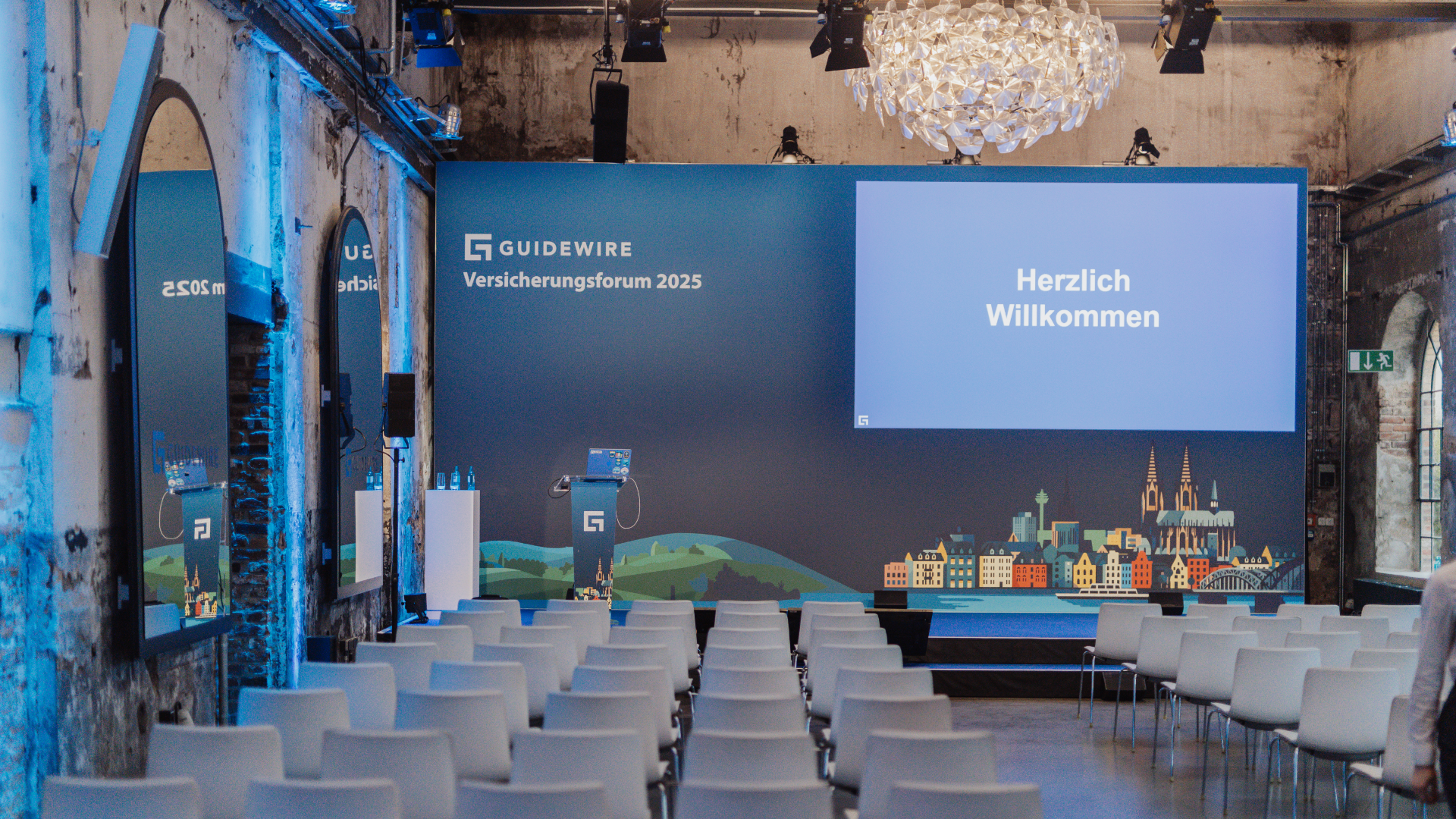 Guidewire Versicherungsforum 2025 im Harbour Club Köln – moderne Tagungslocation mit Bühne und Sitzreihen.
