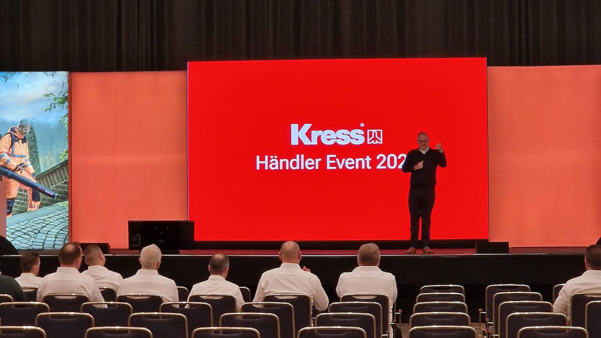 Kress Händler Event 2025 – Keynote-Speaker auf der Bühne vor großem LED-Display. Professionell organisiert von Eventagentur Ellen Kamrad aus Köln.