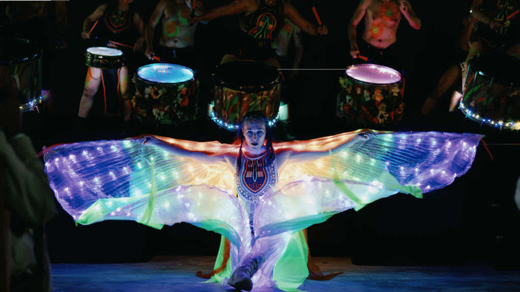 LED-Künstlerin mit Percussion Künstler bei Eventshow – visuelles Highlight zur Motorworld-Eröffnung Mallorca