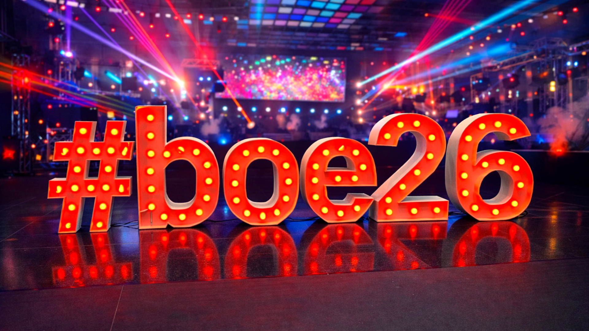#boe26 auf der Messe BOE International 2026 in leuchtenden Buchstaben, Highlight der Eventbranche. Leuchtender Hashtag #boe26 auf der BOE Messebühne mit Lichtshow und Eventatmosphäre. Stimmungsvolle Aufnahme des #boe26-Schriftzugs mit Lichtinstallation auf der BOE 2026, Eventmesse in Dortmund.